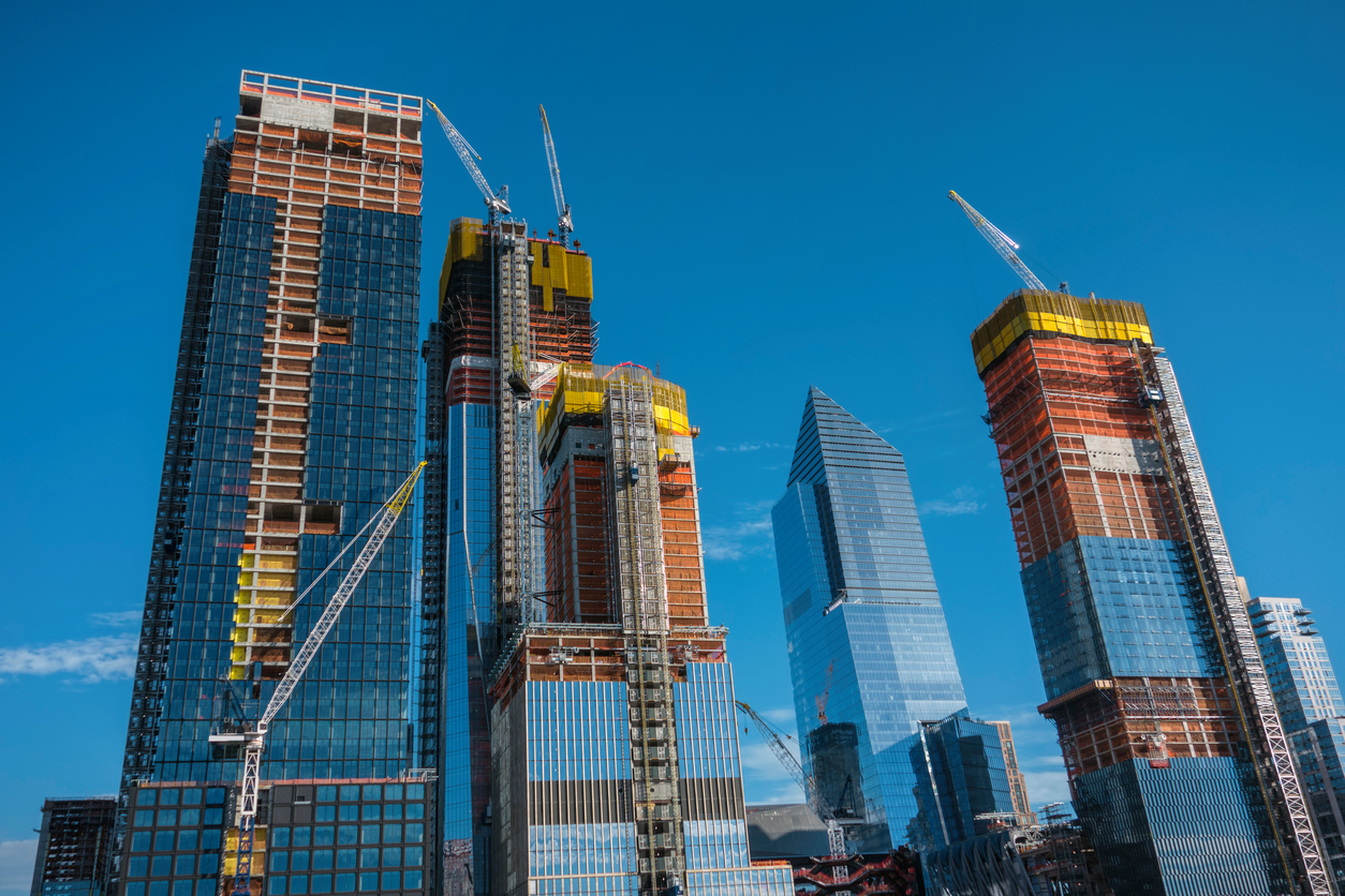 Na dużych projektach budowlanych, takich jak Hudson Yards, funkcjonuje wiele polis ubezpieczeniowych – od podwykonawców, generalnego wykonawcy i właściciela. Na dużych projektach budowlanych, takich jak Hudson Yards, funkcjonuje wiele polis ubezpieczeniowych – od podwykonawców, generalnego wykonawcy i właściciela.