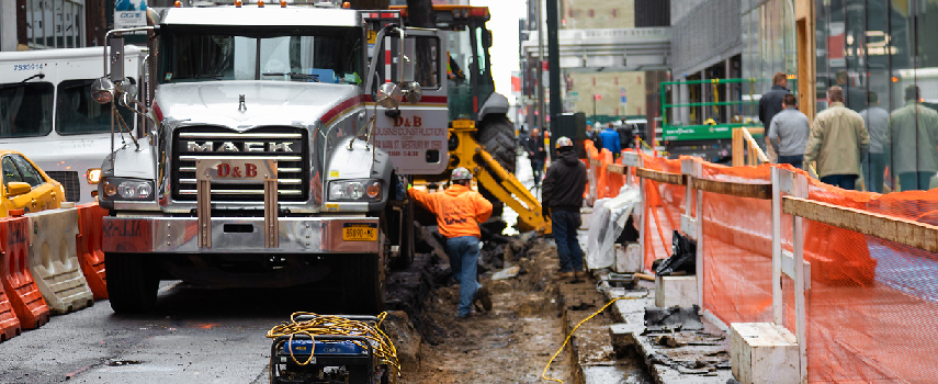Kto ponosi odpowiedzialność za wypadek i jakie prawa przysługują pracownikowi przygniecionemu między ciężarówką a wózkiem widłowym w Nowym Jorku